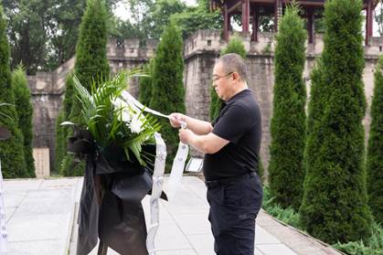 常董事长敬献花篮